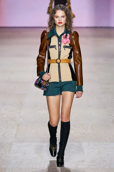 Look 16
